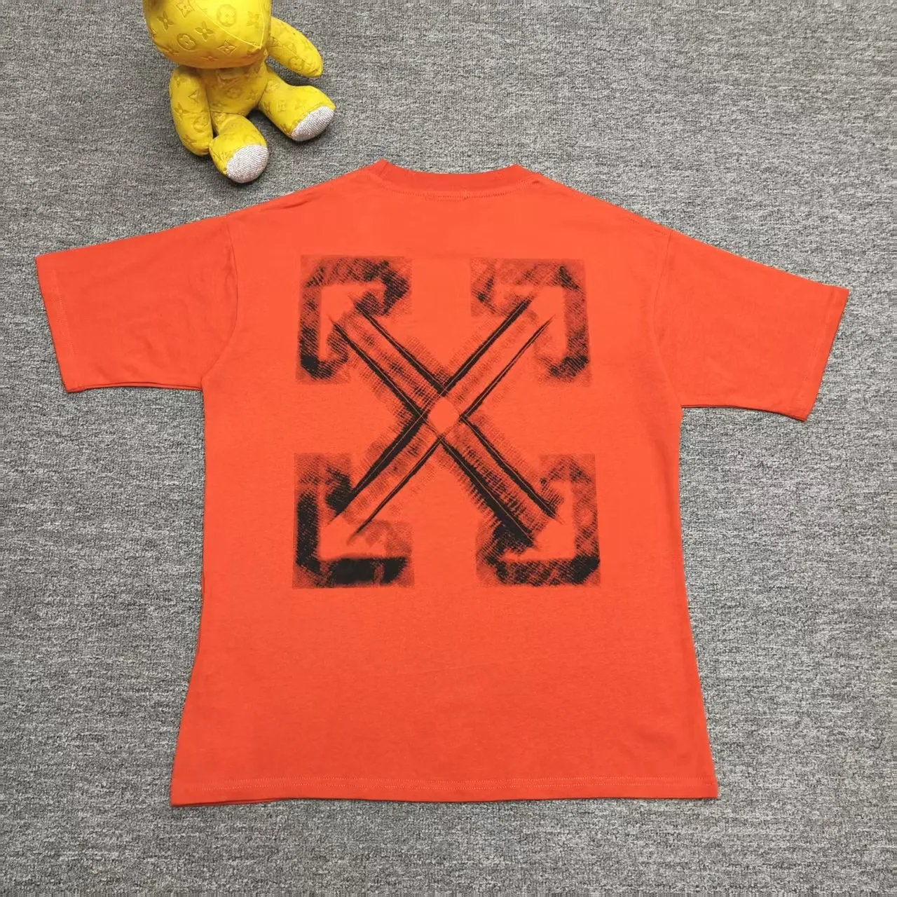 The top proven version OFF-WHI* 25SS new printed short-sleeves, loose fit, the same style for male and female couples stars. American designer Virgil Abloh founded the luxury street brand Off-White based on the pop culture of the younger generation. Walking between street culture and high-end fashion, contemporary elements are used to interpret youth culture, and fine workmanship is used to interpret trendy clothing. Photos, paintings and eye-catching graphic printing are all sources of inspiration for the designer. 32 counts of 260g double yarn pure cotton fabric, the printing uses Kornit digital direct injection technology, and the picture is clear. The white glue base ensures the firmness of the printing, and machine washing is stress-free - 1:1 original mold opening, ZP development, perfectly restored to the original version, produced by a large factory, not produced by a small factory on the market, fine wiring, top-notch craftsmanship, welcome to compare - A complete set of customized accessories for collar labels, hang tags, and washing labels - Exclusive logo packaging - No matter age, body shape or gender, it is very suitable for both men and women. All details are real photos, buy with confidence. Color: Black White Orange Size: S-XL P;120